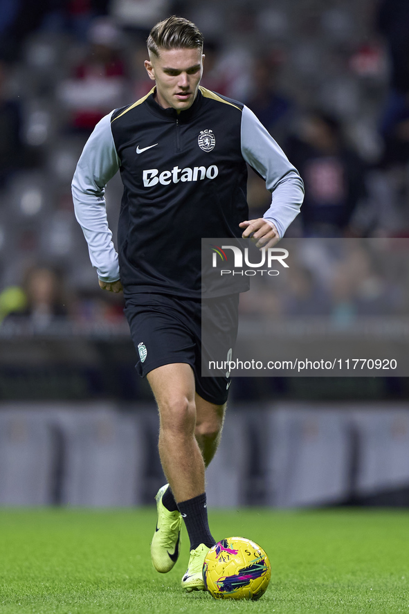 Viktor Gyokeres of Sporting CP warms up before the Liga Portugal Betclic match between SC Braga and Sporting CP at Estadio Municipal de Brag...