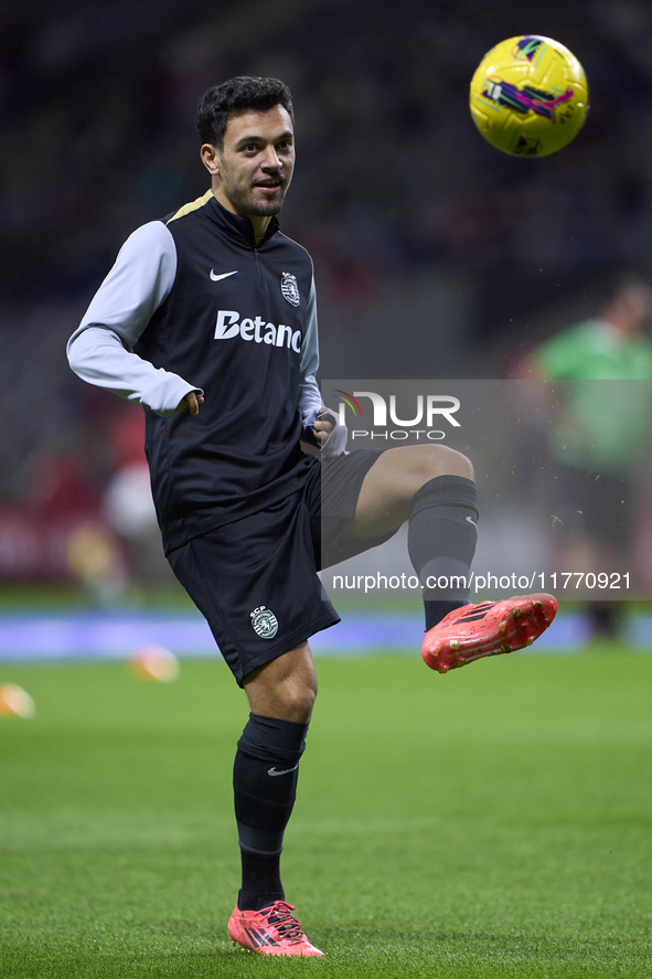 Pedro Goncalves of Sporting CP warms up before the Liga Portugal Betclic match between SC Braga and Sporting CP at Estadio Municipal de Brag...