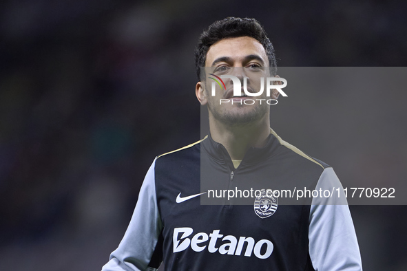 Pedro Goncalves of Sporting CP warms up before the Liga Portugal Betclic match between SC Braga and Sporting CP at Estadio Municipal de Brag...