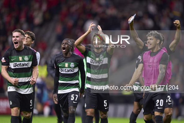 Players of Sporting CP celebrate victory after the Liga Portugal Betclic match between SC Braga and Sporting CP at Estadio Municipal de Brag...