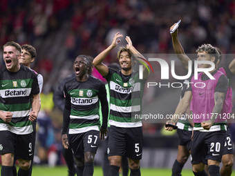 Players of Sporting CP celebrate victory after the Liga Portugal Betclic match between SC Braga and Sporting CP at Estadio Municipal de Brag...