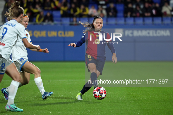 Claudia Pina plays during the match between FC Barcelona Women and SKN St. Poelten Women, corresponding to week 3 of Group D of the Women's...