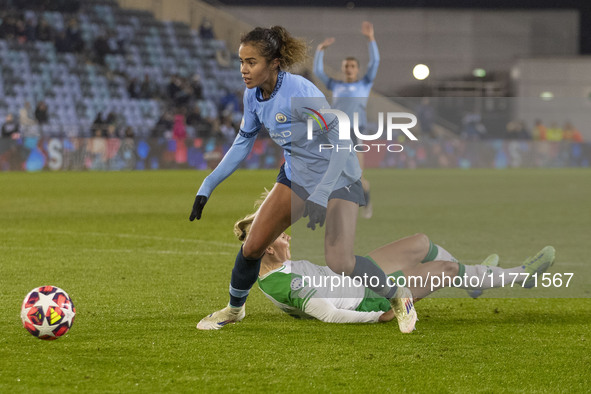 Mary Fowler #8 of Manchester City W.F.C. goes past the opponent during the UEFA Champions League Group D match between Manchester City and H...