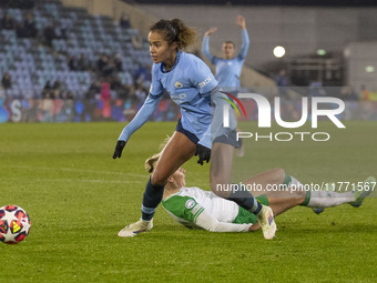 Mary Fowler #8 of Manchester City W.F.C. goes past the opponent during the UEFA Champions League Group D match between Manchester City and H...