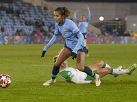 Mary Fowler #8 of Manchester City W.F.C. goes past the opponent during the UEFA Champions League Group D match between Manchester City and H...