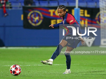 Vicky Lopez plays during the match between FC Barcelona Women and SKN St. Poelten Women, corresponding to week 3 of Group D of the Women's U...