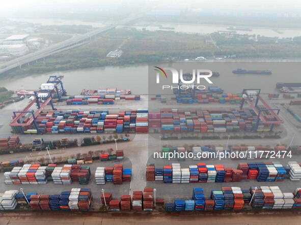 The photo shows the working scene of the container terminal of the Beijing-Hangzhou Grand Canal Port Logistics Group in Huai 'an City, Jiang...