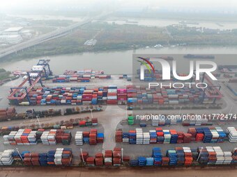 The photo shows the working scene of the container terminal of the Beijing-Hangzhou Grand Canal Port Logistics Group in Huai 'an City, Jiang...