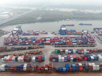 The photo shows the working scene of the container terminal of the Beijing-Hangzhou Grand Canal Port Logistics Group in Huai 'an City, Jiang...