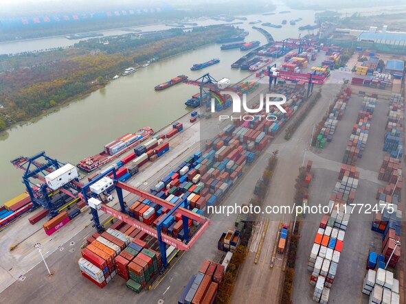 The photo shows the working scene of the container terminal of the Beijing-Hangzhou Grand Canal Port Logistics Group in Huai 'an City, Jiang...