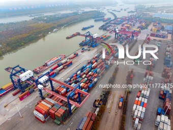 The photo shows the working scene of the container terminal of the Beijing-Hangzhou Grand Canal Port Logistics Group in Huai 'an City, Jiang...