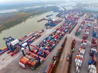 The photo shows the working scene of the container terminal of the Beijing-Hangzhou Grand Canal Port Logistics Group in Huai 'an City, Jiang...