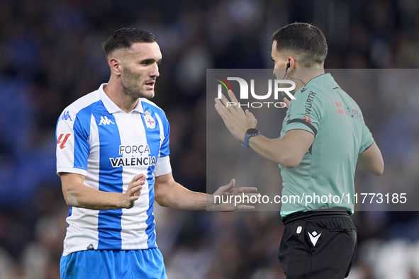 Referee Jose Antonio Sanchez Villalobos and Lucas Perez of RC Deportivo de La Coruna discuss during the LaLiga Hypermotion match between RC...