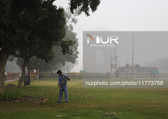 A sweeper works near India Gate as severe pollution levels are recorded in New Delhi, India, on November 13, 2024 