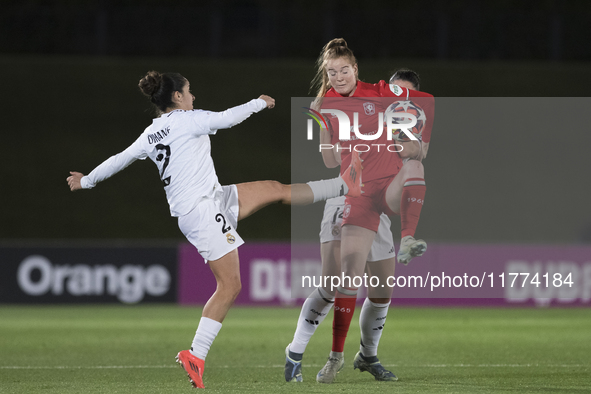 Oihane Hernandez of Real Madrid women and Nikee van Dijk of FC Twente fight for the ball during the UEFA Women's Champions League match betw...