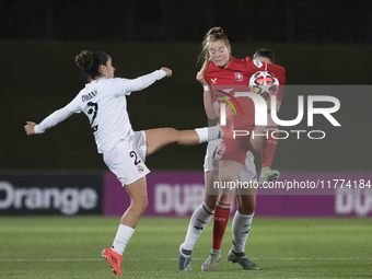 Oihane Hernandez of Real Madrid women and Nikee van Dijk of FC Twente fight for the ball during the UEFA Women's Champions League match betw...