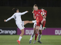 Oihane Hernandez of Real Madrid women and Nikee van Dijk of FC Twente fight for the ball during the UEFA Women's Champions League match betw...