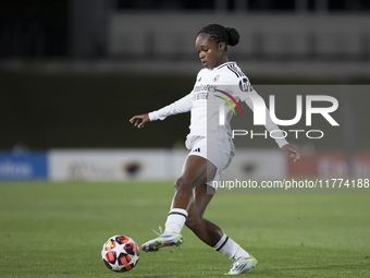 Linda Caicedo of Real Madrid women controls the ball during the UEFA Women's Champions League match between Real Madrid and FC Twente at Alf...