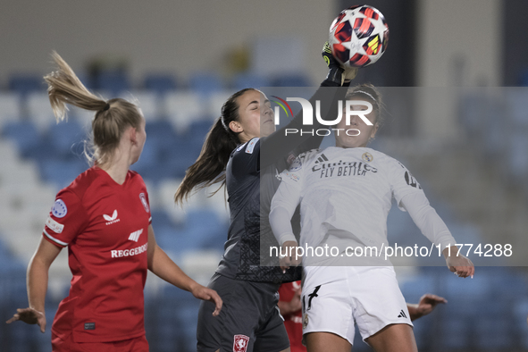 Carla Camacho of Real Madrid Women and Olivia Clark of FC Twente fight for the ball during the UEFA Women's Champions League match between R...