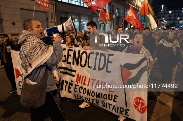 Protesters hold placards and wave Palestinian flags during a rally organized by political parties (La France Insoumise - LFI, Les Ecologiste...