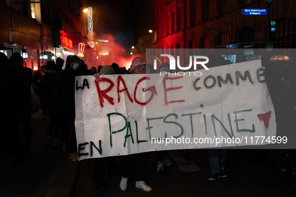 Protesters hold a banner that reads ''the rage as in Palestine'' on an Amsterdam street during a rally organized by political parties (La Fr...