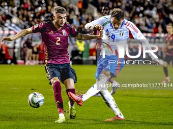 Italy forward Mateo Retegui and Belgium defender Zeno Debast play during the match between Belgium and Italy at the King Baudouin Stadium fo...