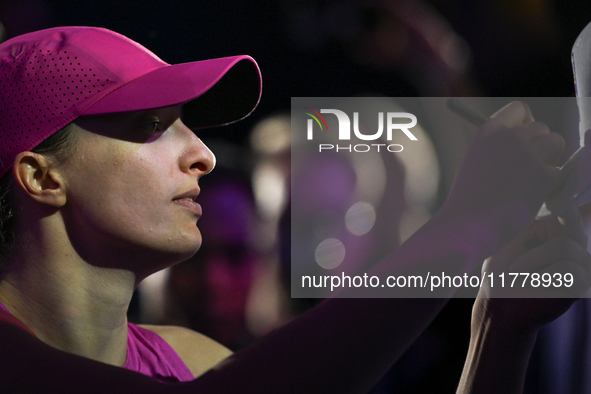 RIYADH, SAUDI ARABIA - NOVEMBER 07: Iga Swiatek of Poland with fans after winning her match against Daria Kasatkina, on Day 6 of the 2024 WT...