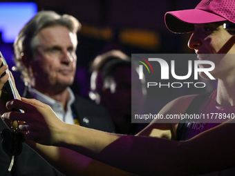 RIYADH, SAUDI ARABIA - NOVEMBER 07: Iga Swiatek of Poland with fans after winning her match against Daria Kasatkina, on Day 6 of the 2024 WT...