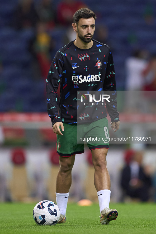 Bruno Fernandes of Portugal warms up before the UEFA Nations League 2024/25 League A Group A1 match between Portugal and Poland at Estadio D...