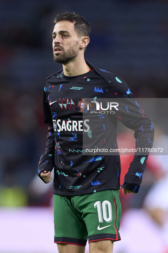 Bernardo Silva of Portugal warms up before the UEFA Nations League 2024/25 League A Group A1 match between Portugal and Poland at Estadio Do...