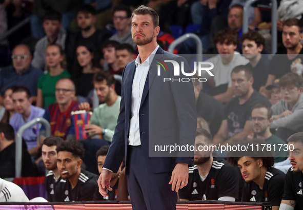 Tiago Splitter coaches during the match between FC Barcelona and Paris Basketball, corresponding to week 10 of the Turkish Airlines Euroleag...