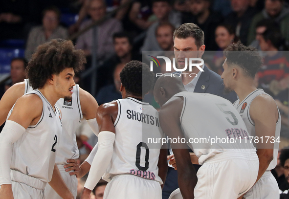 Tiago Splitter coaches during the match between FC Barcelona and Paris Basketball, corresponding to week 10 of the Turkish Airlines Euroleag...