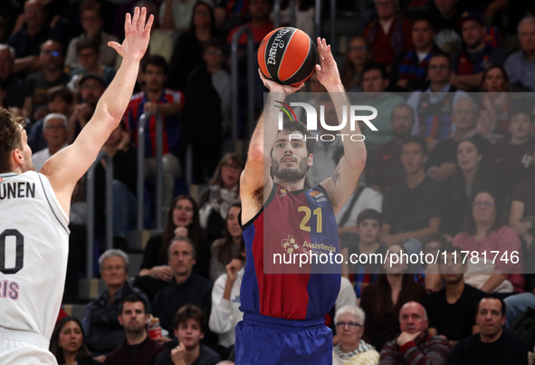 Alex Abrines plays during the match between FC Barcelona and Paris Basketball, corresponding to week 10 of the Turkish Airlines Euroleague,...