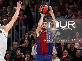 Alex Abrines plays during the match between FC Barcelona and Paris Basketball, corresponding to week 10 of the Turkish Airlines Euroleague,...