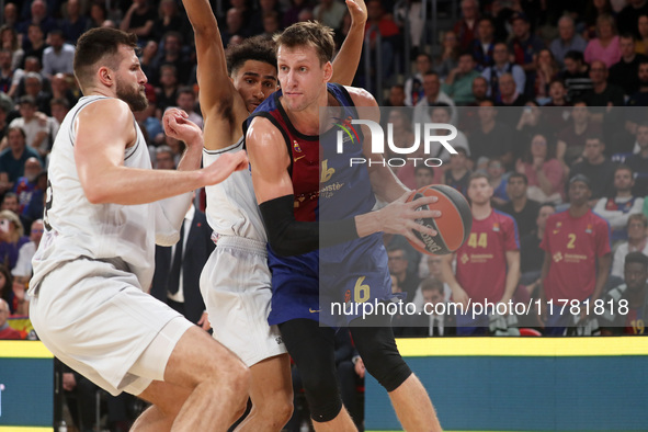 Jan Vesely plays during the match between FC Barcelona and Paris Basketball, corresponding to week 10 of the Turkish Airlines Euroleague, at...