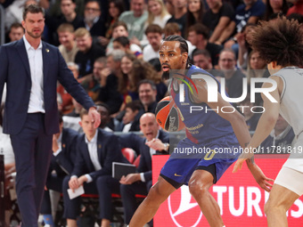 Kevin Punter plays during the match between FC Barcelona and Baskonia Vitoria-Gasteiz, corresponding to week 8 of the Turkish Airlines Eurol...