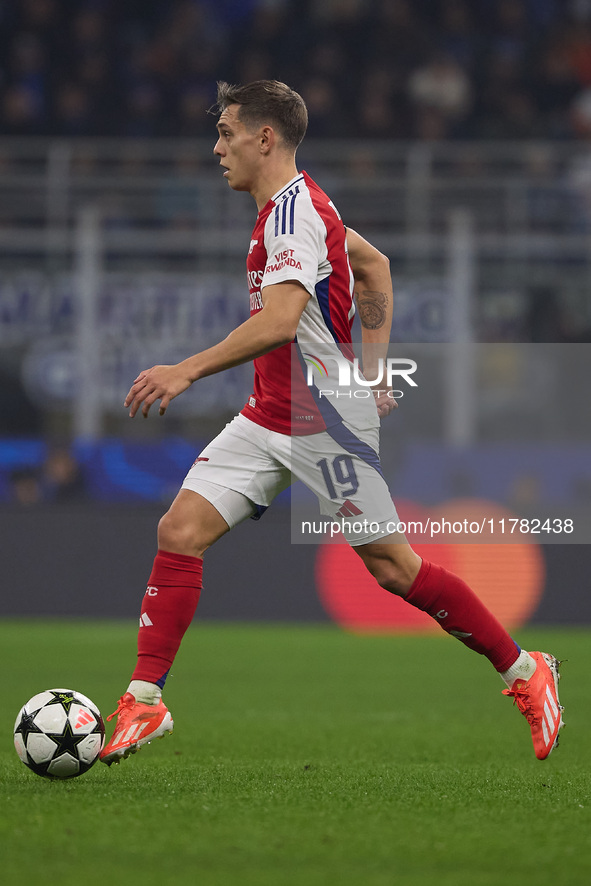 Leandro Trossard of Arsenal runs with the ball during the UEFA Champions League 2024/25 League Phase MD4 match between FC Internazionale Mil...