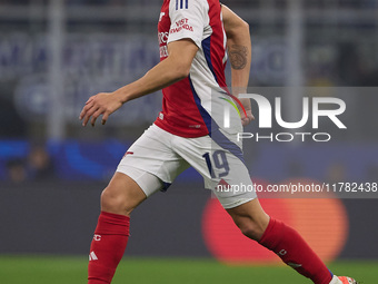 Leandro Trossard of Arsenal runs with the ball during the UEFA Champions League 2024/25 League Phase MD4 match between FC Internazionale Mil...