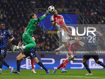 Yann Sommer of FC Internazionale competes for the ball with Mikel Merino of Arsenal during the UEFA Champions League 2024/25 League Phase MD...