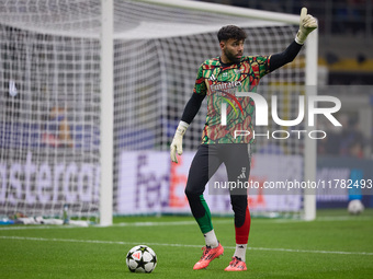 David Raya of Arsenal warms up before the UEFA Champions League 2024/25 League Phase MD4 match between FC Internazionale Milano and Arsenal...