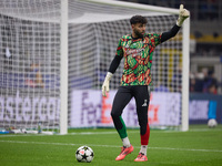 David Raya of Arsenal warms up before the UEFA Champions League 2024/25 League Phase MD4 match between FC Internazionale Milano and Arsenal...