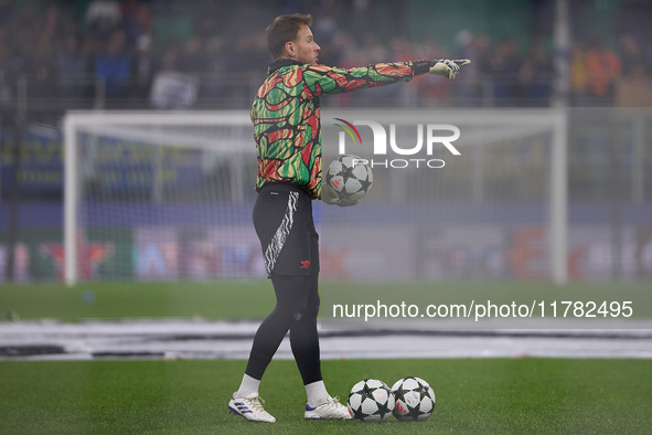 Neto of Arsenal warms up before the UEFA Champions League 2024/25 League Phase MD4 match between FC Internazionale Milano and Arsenal FC at...