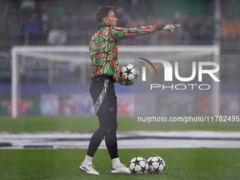 Neto of Arsenal warms up before the UEFA Champions League 2024/25 League Phase MD4 match between FC Internazionale Milano and Arsenal FC at...