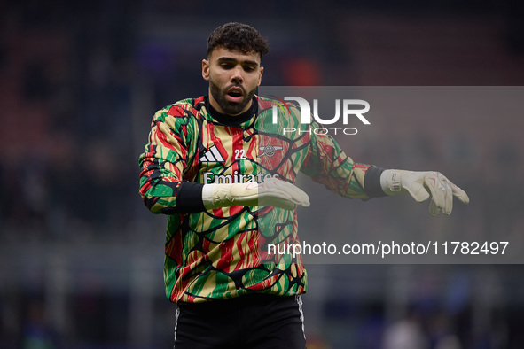 David Raya of Arsenal warms up before the UEFA Champions League 2024/25 League Phase MD4 match between FC Internazionale Milano and Arsenal...