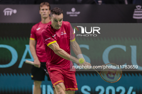 In Malaga, Spain, on November 16, 2024, Roberto Bautista of Spain plays backwards during a Spain training session in preparation for the Dav...