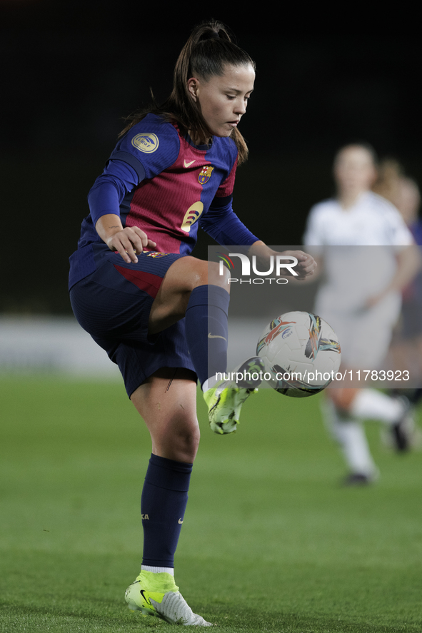 Claudia Pina of FC Barcelona controls the ball during the LIGA F match between Real Madrid and FC Barcelona at Alfredo Di Stefano stadium in...