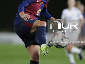 Claudia Pina of FC Barcelona controls the ball during the LIGA F match between Real Madrid and FC Barcelona at Alfredo Di Stefano stadium in...