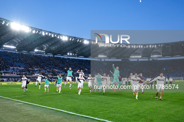 Players of Bologna FC celebrate victory at the end of the Serie A Enilive match between AS Roma and Bologna FC at Stadio Olimpico on Novembe...