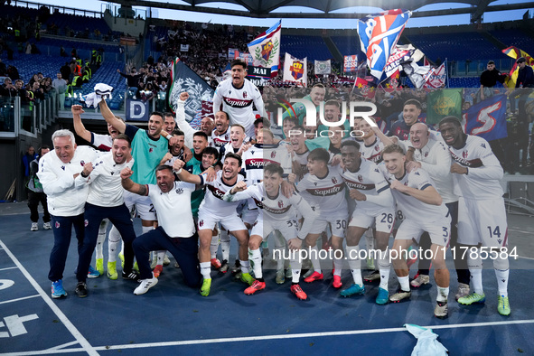 Players of Bologna FC celebrate the victory at the end of the Serie A Enilive match between AS Roma and Bologna FC at Stadio Olimpico on Nov...