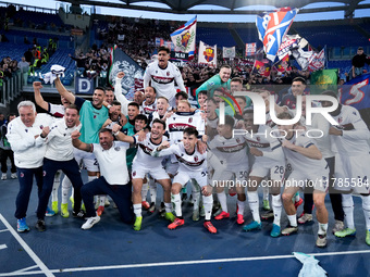 Players of Bologna FC celebrate the victory at the end of the Serie A Enilive match between AS Roma and Bologna FC at Stadio Olimpico on Nov...